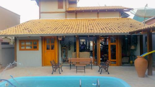 Casa Com Piscina, Bem Localizada