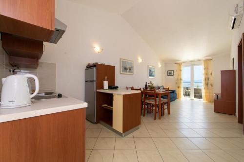 Apartments By The Sea Igrane, Makarska - 18069