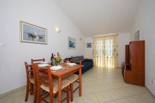 Apartments By The Sea Igrane, Makarska - 18069