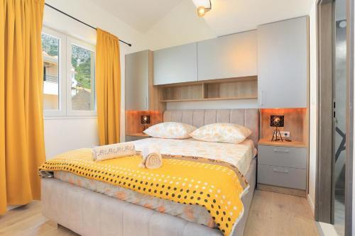 Apartments By The Sea Igrane, Makarska - 18405
