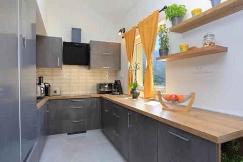 Apartments By The Sea Igrane, Makarska - 18405