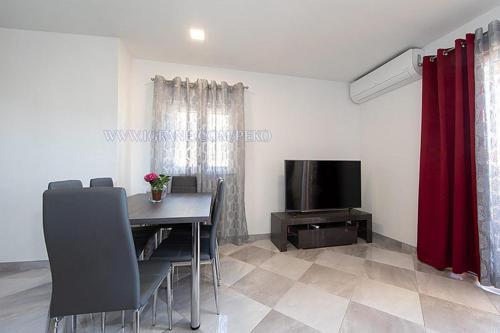 Apartments By The Sea Igrane, Makarska - 18405