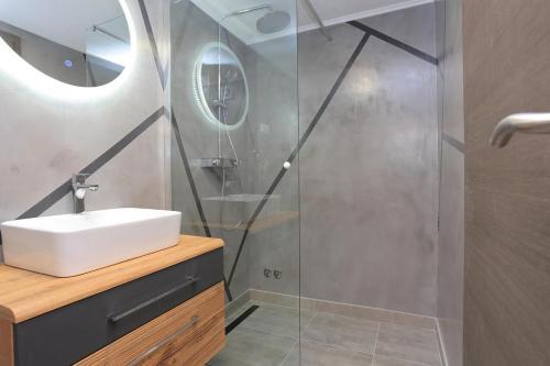 Apartments By The Sea Igrane, Makarska - 18405