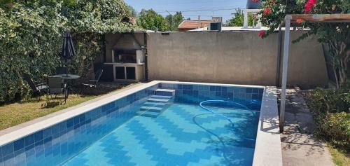 Moderna Casa Con Cochera Y Patio Con Parrilla Y Pileta
