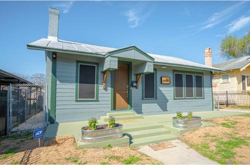 Vibrant Fully Gated 2br2ba 4 Mins From Downtown