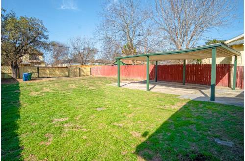 Vibrant Fully Gated 2br2ba 4 Mins From Downtown
