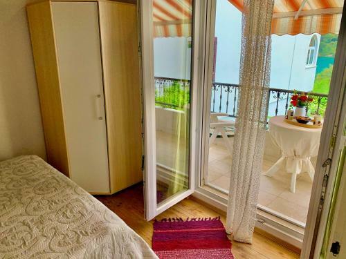 Grebastica Beachfront Apartment