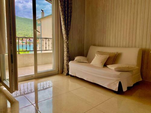 Grebastica Beachfront Apartment