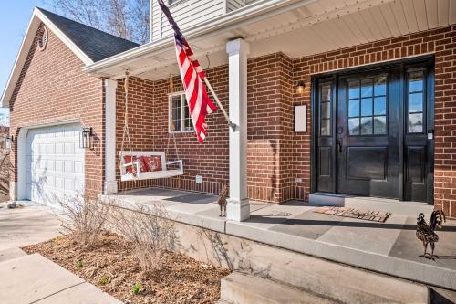 Springville Family Home With Office And Mtn Views