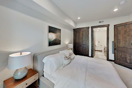 Blackstone Manor 2i