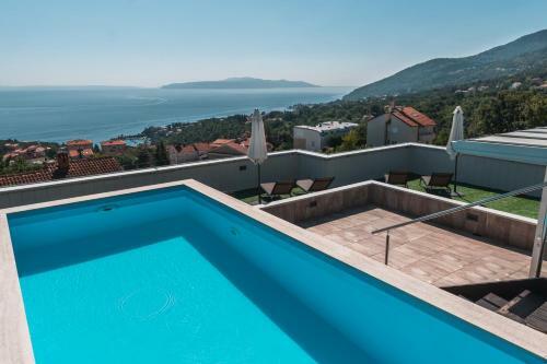 Design Apartments With Rooftop Swimming Pool