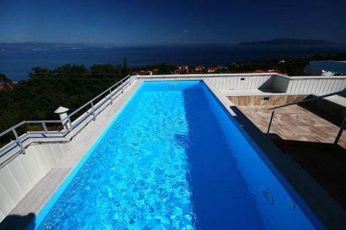 Design Apartments With Rooftop Swimming Pool