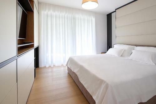 New Apartment With Swimming Pool Near The Beach
