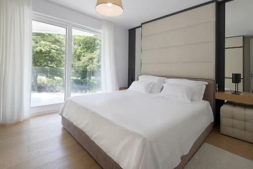 New Apartment With Swimming Pool Near The Beach