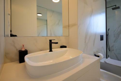 New Apartment With Swimming Pool Near The Beach