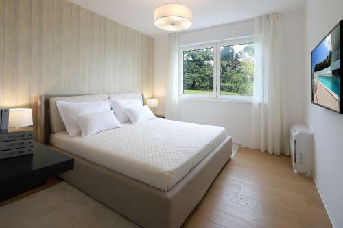 New Apartment With Swimming Pool Near The Beach