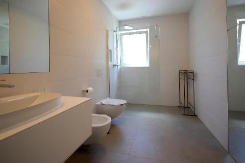 New Apartment With Swimming Pool Near The Beach