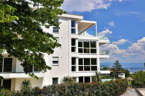New Apartment With Swimming Pool Near The Beach
