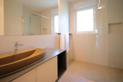 New Apartment With Swimming Pool Near The Beach