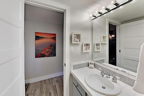 Powder Pointe Condominiums 102a
