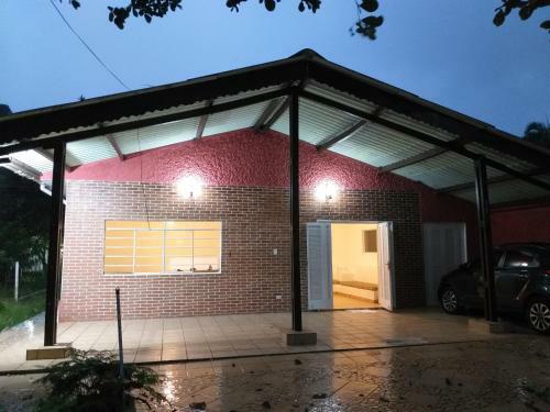 Casa Agrad�vel E Espa�osa Com Garagem