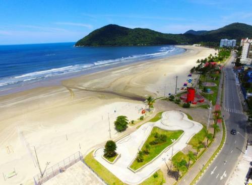 Casa Agrad�vel E Espa�osa Com Garagem