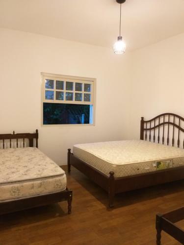 Casa Agrad�vel E Espa�osa Com Garagem