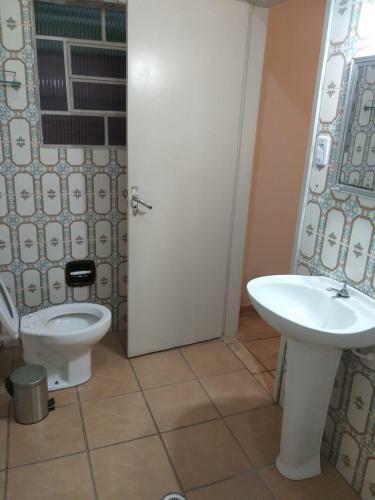 Casa Agrad�vel E Espa�osa Com Garagem