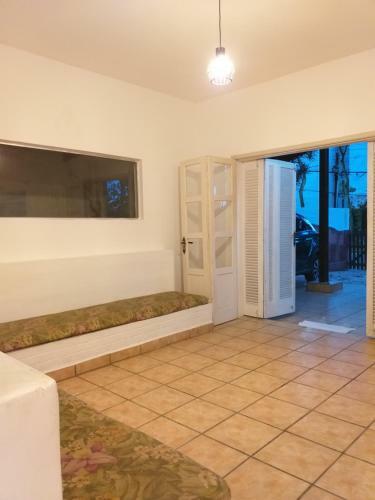 Casa Agrad�vel E Espa�osa Com Garagem