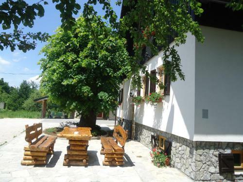 Hostal Rustic Inn River 3
