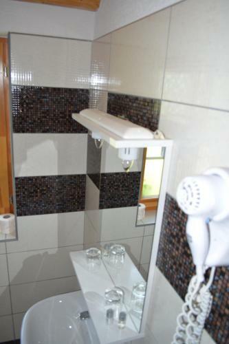 Hostal Rustic Inn River 3