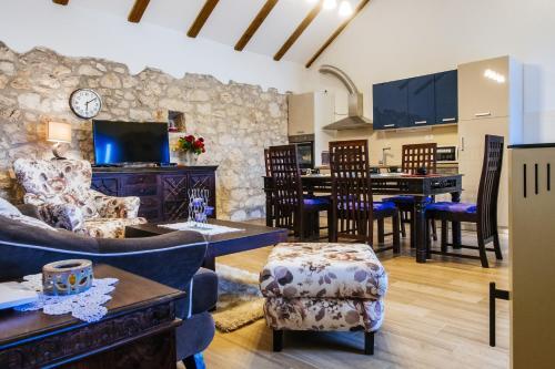 Poolincluded - Amazing Estate Uzelac
