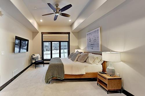 Blackstone Paradise 1b
