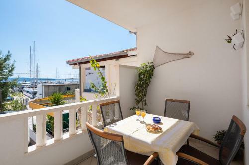 L.b. Beach Apartment