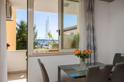 L.b. Beach Apartment
