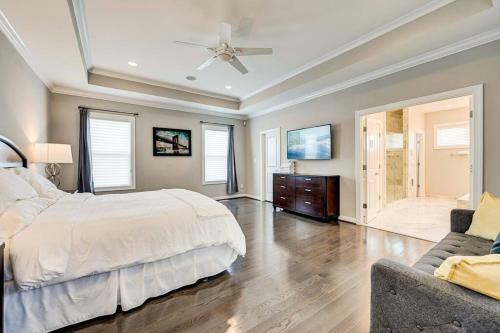 Lux 5bd + Private Theatre, Gym, Game Room, Parking