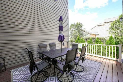 Lux 5bd + Private Theatre, Gym, Game Room, Parking