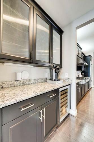 Lux 5bd + Private Theatre, Gym, Game Room, Parking