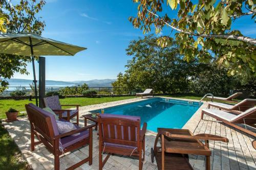 Villa Vrh Knje?aka - With Heated Pool