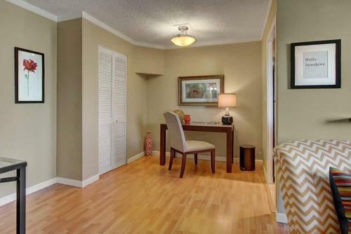 Apartamento Vibrant Downtown King Bed, Work Desk & Kitchen