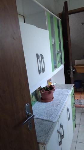 Apartamento De Um Dormit�rio A 4 Quadras Do Mar.