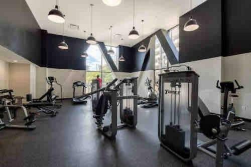 Apartamento Upscale - Modern King Suite - Heated Parking
