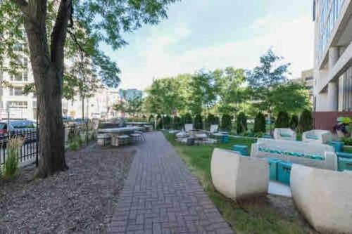 Apartamento Upscale - Modern King Suite - Heated Parking