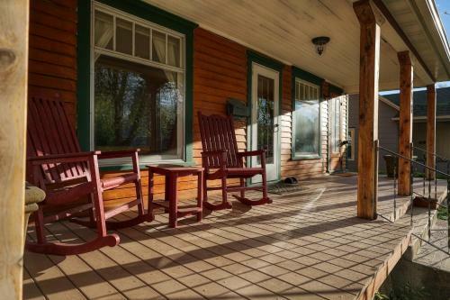 Cozy Downtown Dwelling