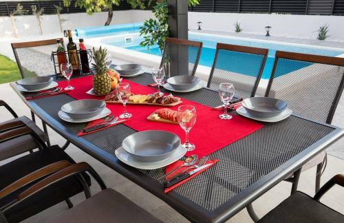 Villa Fides With Pool, Garden And Sea View