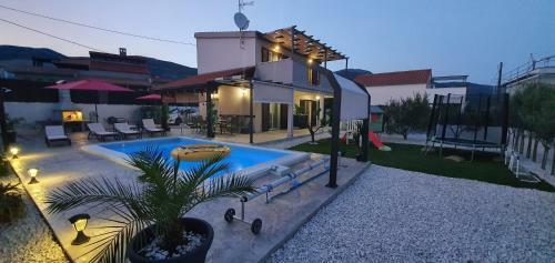 Villa Fides With Pool, Garden And Sea View
