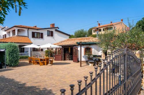 Hostal Apartments Villa Eri?