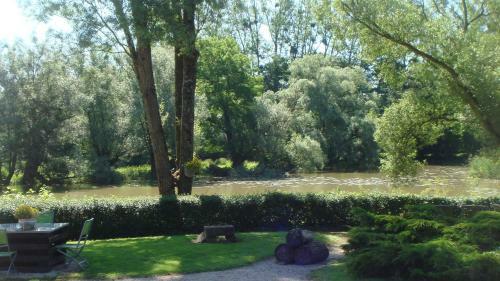 Hotel Moulin De Bourgchateau