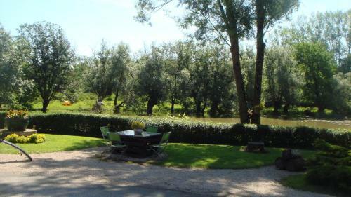 Hotel Moulin De Bourgchateau