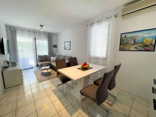 Apartments In Jadranovo 42068